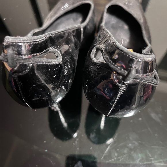 Ellie Tahari black patent embossed pumps - Picture 3 of 8